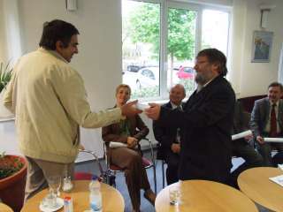 6. Az egyéni támogatókat képviselő Tarnóczky Attila veszi át a madártávlati képet.JPG 6. Az egyéni támogatókat képviselő Tarnóczky Attila veszi át a madártávlati képet.JPG