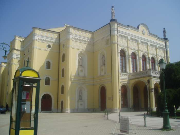 Debrecen, Kossuth u. 10. Csokonai Színház.jpg Debrecen, Kossuth u. 10. Csokonai Színház.jpg