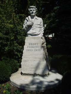 Makó, Erdei F. tér: Erdei Ferenc szobra.jpg Makó, Erdei F. tér: Erdei Ferenc szobra.jpg