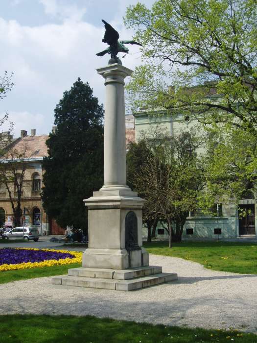 Pápa, Március 15. tér: Honvéd emlékmű 1.kép.jpg Pápa, Március 15. tér: Honvéd emlékmű 1.kép.jpg
