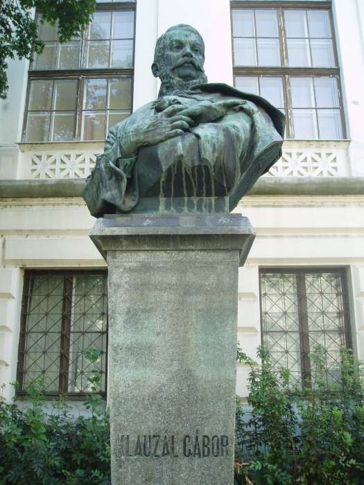 Szeged, Roosevelt tér: Klauzál Gábor szobra.jpg Szeged, Roosevelt tér: Klauzál Gábor szobra.jpg